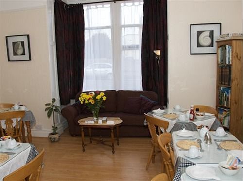 Harlequin Guest House With Parking Weymouth Exterior photo
